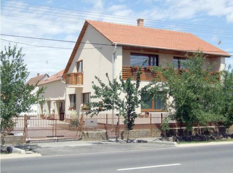 Aura Vendeghaz Hotel Hajdúszoboszló Exterior foto